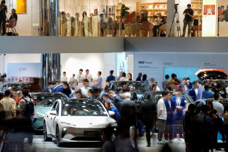 상하이 국제모터쇼에서 중국 전기차 스타트업 니오의 전시관에 관람객이 북적이고 있다.＜사진출처:연합뉴스, 로이터＞