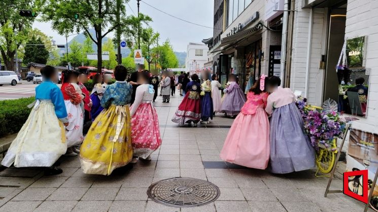 서울 경복궁 인근에 있는 한 한복대여점 앞. 20일 오후 평일임에도 많은 관람객, 관광객들이 발길이 이어지고 있다. 사진=한승곤 기자