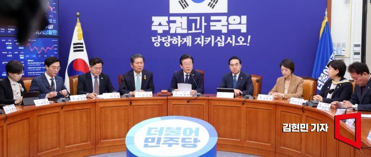 '野 돈봉투·尹 외교 논란' 피로…무당층 비율, 2년 3개월래 최고