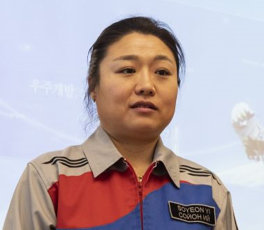 한국 최초의 우주인 이소연 박사가 2019년 4월 국회에서 열린 '우주산업의 현재와 전망'이라는 주제로 열린 토론회에 참석, 강연을 하고 있다.