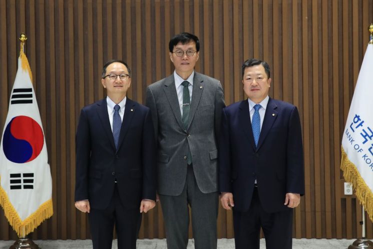 이창용 한국은행 총재(가운데)가 장용성, 박춘섭 신임 금융통화위원회 위원과 21일 오전 금통위원 취임식에서 기념 촬영을 하고 있다. (사진제공=한국은행)