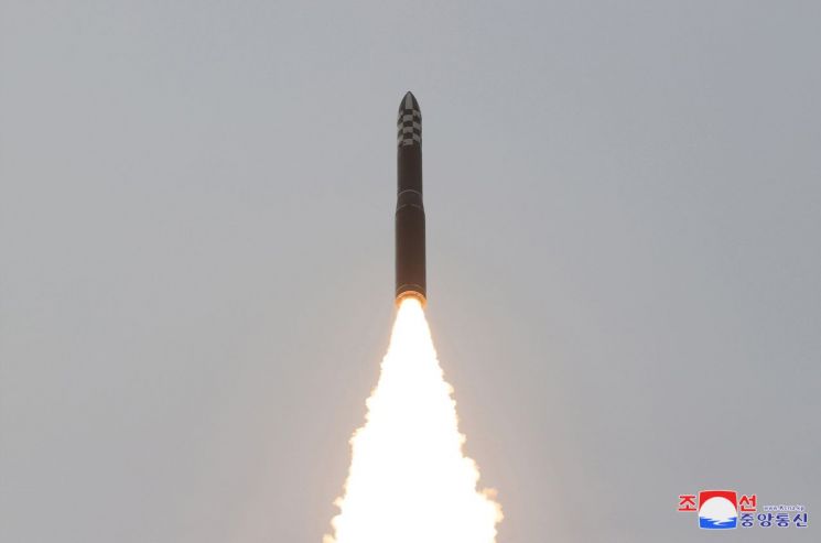 日 방위성 "13일 발사체 北 ICBM서 분리 가능성"