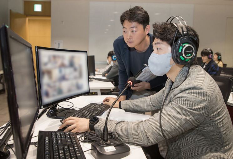 지난 15일 경기도 용인 서천에 있는 삼성전자 인재개발원에서 삼성전자 감독관들이 응시자들을 대상으로 예비 소집을 진행하는 모습. [이미지출처=연합뉴스]