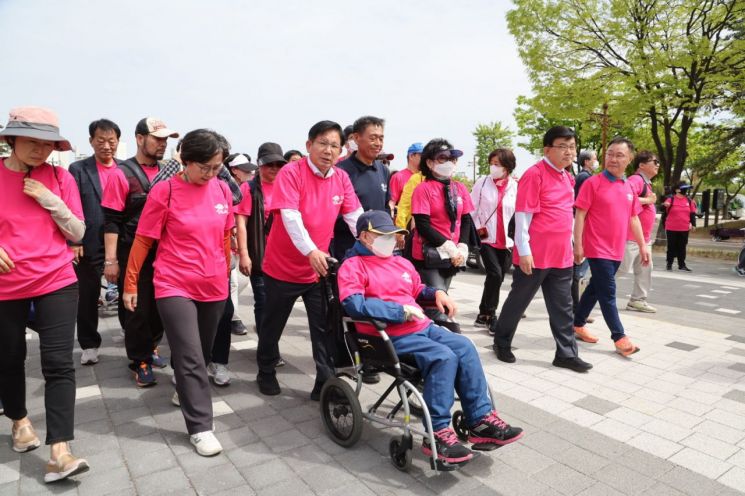 22일 상암동 월드컵공원에서 열린 제14회 마포거북이마라톤에 참석한 구민과 함께 걷고 있는 박강수 마포구청장(왼쪽에서 세 번째)