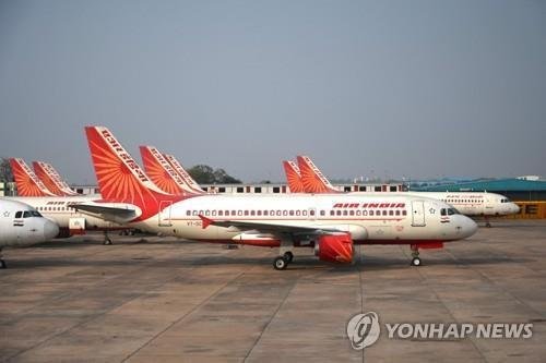 조종석에 여친 부르고…승무원에 "술 가져와" 갑질한 印기장