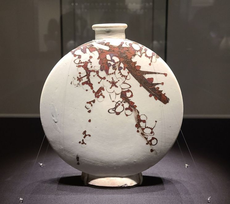 리움 '군자지향'에 전시된 철화백자(사진=황윤주 기자)