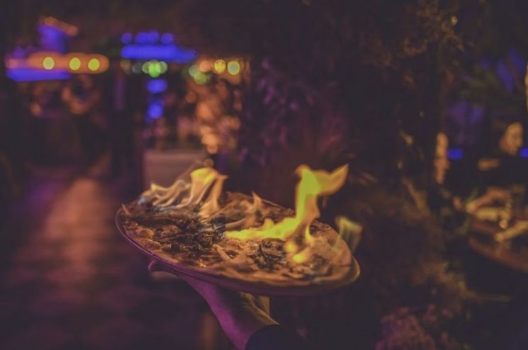 스페인 마드리드의 이탈리아 식당 '부로 카날리아'의 '불타는 피자'[이미지출처=연합뉴스]