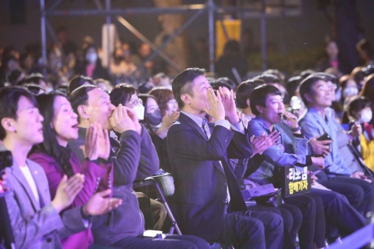 전성수 서초구청장(왼쪽 4번째)이 ‘봄밤의 클래식 축제’서 공연에 맞춰 관객과 호응하고 있다.