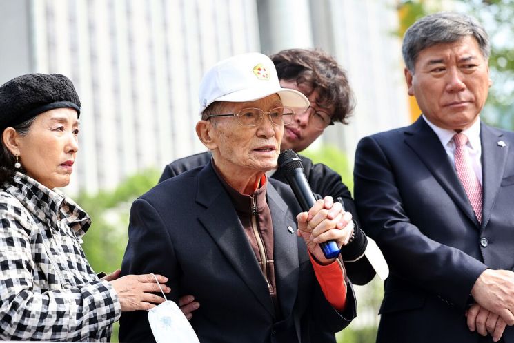 17일 오전 서울 서초구 법원삼거리 앞에서 진행된 ‘31개월만에 열리는 탈북 국군포로 5인의 북한 상대 손해배상 2차 소송 첫 재판 관련 기자회견’에서 원고 김성태 할아버지가 발언하고 있다. [이미지출처=연합뉴스]