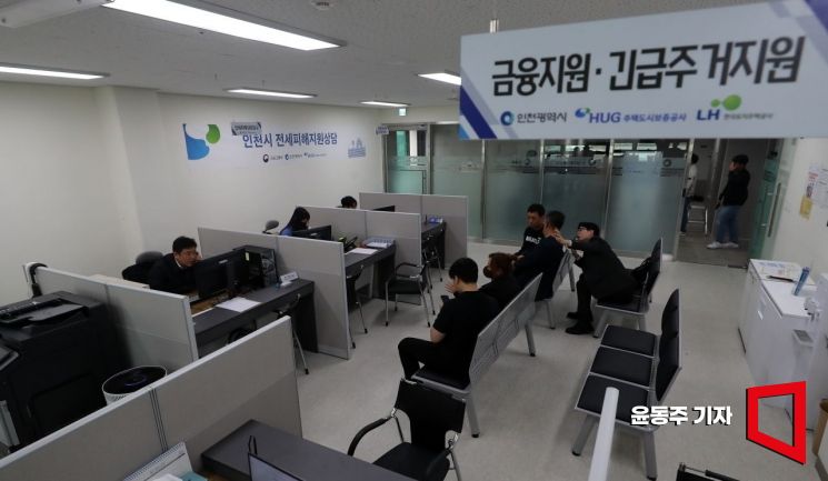 24일 인천 부평구 인천시 전세피해지원상담를 찾은 전세사기피해자들이 상담을 받고 있다. 사진=윤동주 기자 doso7@