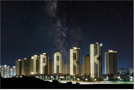스마트 LED 원격 제어 시스템으로 조명을 밝힌 아이파크 전경
