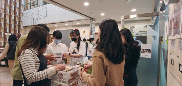 남양유업 관계자들이 미혼모 생활시설 애란원 '사랑나눔 봄 바자회'에서 후원활동을 하고 있다.[사진제공=남양유업]
