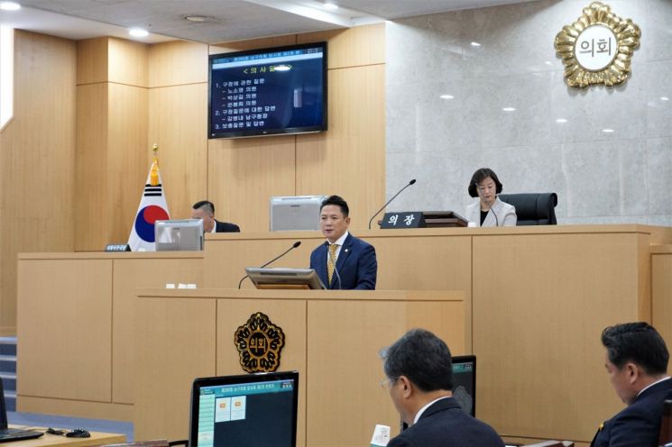 "전동 휠체어도 못 다니는 보도 정비 시급"