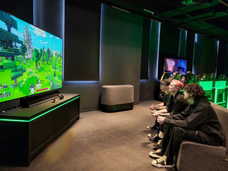 영국 런던 MEC(Microsoft Experience Center) 게이밍 허브 체험존에서 삼성전자 직원이 삼성전자 스마트 TV와 게이밍 모니터로 게임을 즐기는 모습.[사진제공=삼성전자]