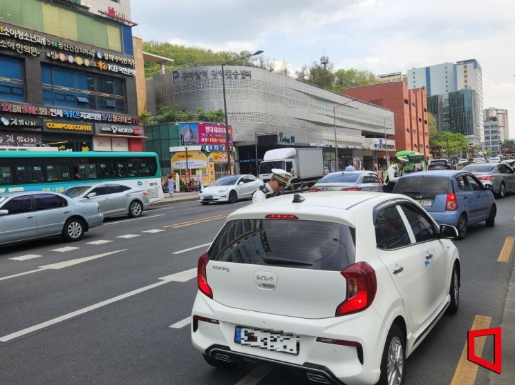 지난 24일 오후 3시28분께 서울 은평구 롯데몰 앞 사거리. 차량 3대가 동시에 ‘우회전 일시정지’ 의무 위반을 하다 적발된 모습./사진= 최태원 기자 skking@