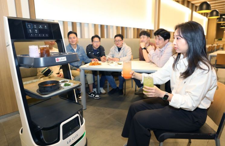 서빙, 순찰은 이제 로봇에게…통신3사 '로봇 대전' 서막