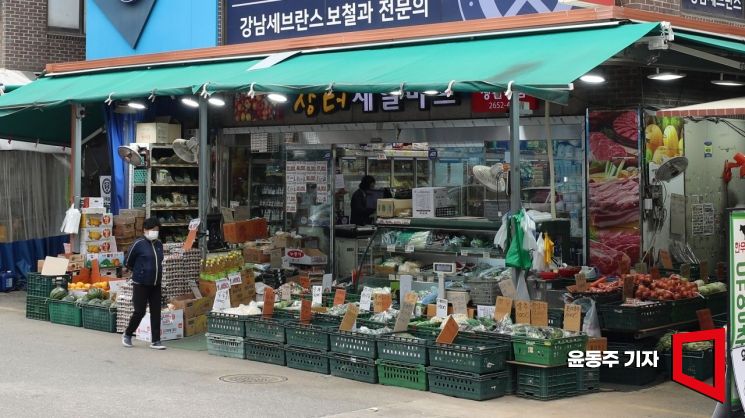 강서구에 재래시장 내 위치한 식자재마트. 윤동주 기자