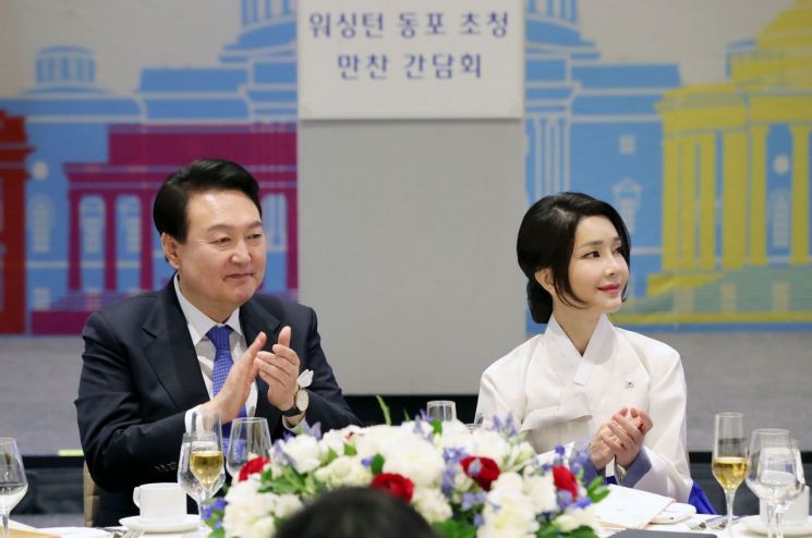 미국을 국빈 방문한 윤석열 대통령과 부인 김건희 여사가 24일(현지시간) 워싱턴DC 한 호텔에서 열린 워싱턴 동포 초청 만찬 간담회에서 유미 호건 전 메릴랜드주지사 부인의 환영사를 듣고 박수치고 있다. 사진제공=연합뉴스