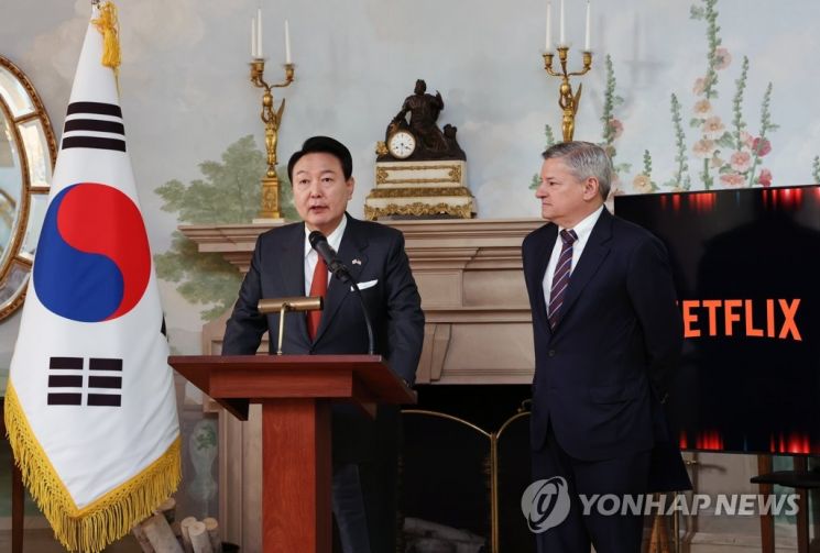 미국을 국빙 방문한 윤석열 대통령이 24일(현지시간) 테드 서랜도스 넷플릭스 공동 최고경영자(CEO)와 만난 뒤 공동 발표를 하고 있다. [이미지출처=연합뉴스]