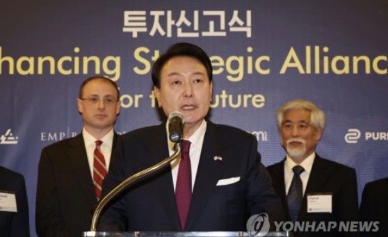 미국을 국빈 방문한 윤석열 대통령이 25일(현지시간) 워싱턴DC 미국 상공회의소 리 앤더슨룸에서 열린 투자신고식에서 모두발언하고 있다. [사진출처=연합뉴스]