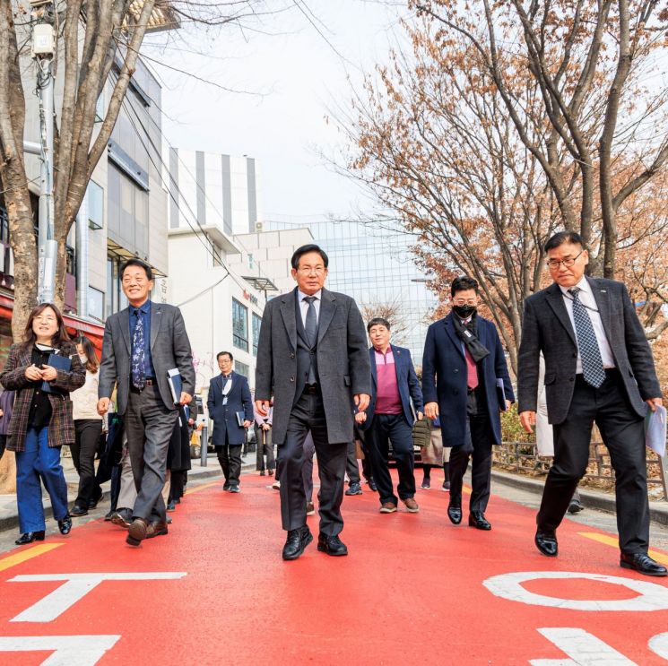 홍대 레드로드를 둘러보는 박강수 마포구청장