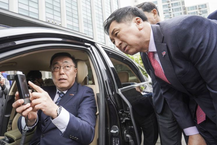 김기현 국민의힘 대표가 26일 마포경찰서에서 음주운전 방지 장치 관련 설명을 듣고 있다. 2023.4.26 [공동취재] [이미지출처=연합뉴스]