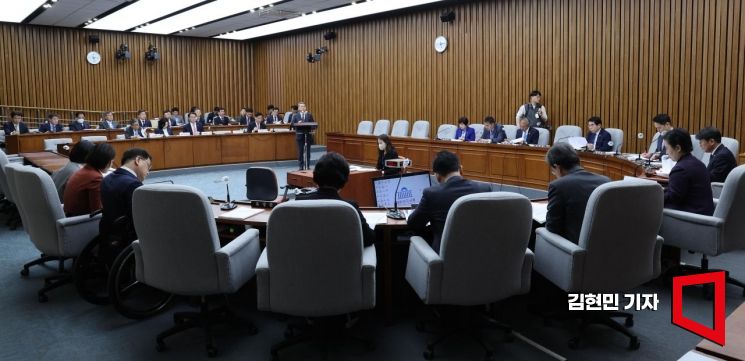 지난해 4월 국회에서 인구위기특별위원회 전체회의가 김영선 위원장 주재로 열리고 있다. 사진=김현민 기자 kimhyun81@