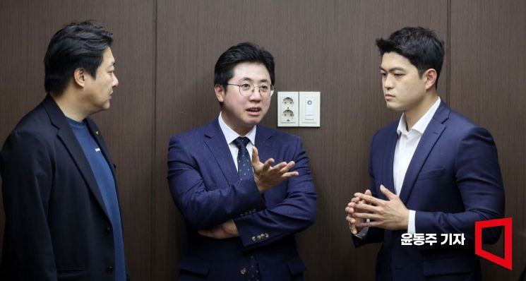 조성주 정치발전소 이사장과  이동학 전 더불어민주당 최고위원, 김용태 전 국민의힘 최고위원이 26일 본지 회의실에서 선거제 개편과 관련한 토론을 하고 있다. 사진=윤동주 기자 doso7@