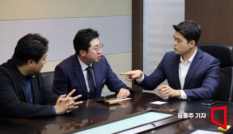 조성주 정치발전소 이사장과  이동학 전 더불어민주당 최고위원, 김용태 전 국민의힘 최고위원이 26일 본지 회의실에서 선거제 개편과 관련한 토론을 하고 있다. 사진=윤동주 기자 doso7@