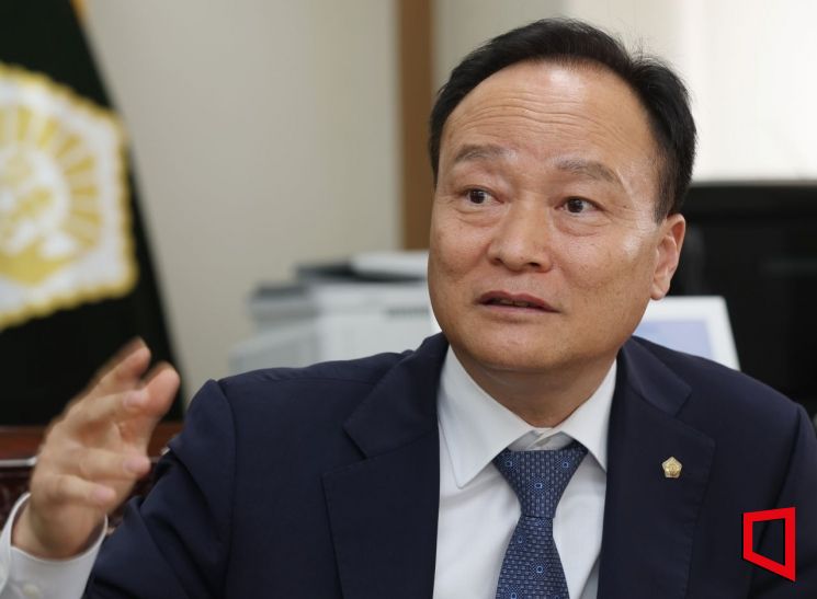 이남철 대한법무사협회장을 서울 강남구 집무실에서 만나 전세 사기 사건에 대한 법무사 입장의 견해를 들었다.  사진=허영한 기자 younghan@