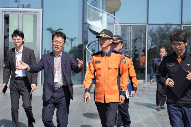 김수환 제주소방안전본부장이 지난 26일 드림타워를 방문해 현장을 점검하고 있다.[사진제공=제주소방안전본부]