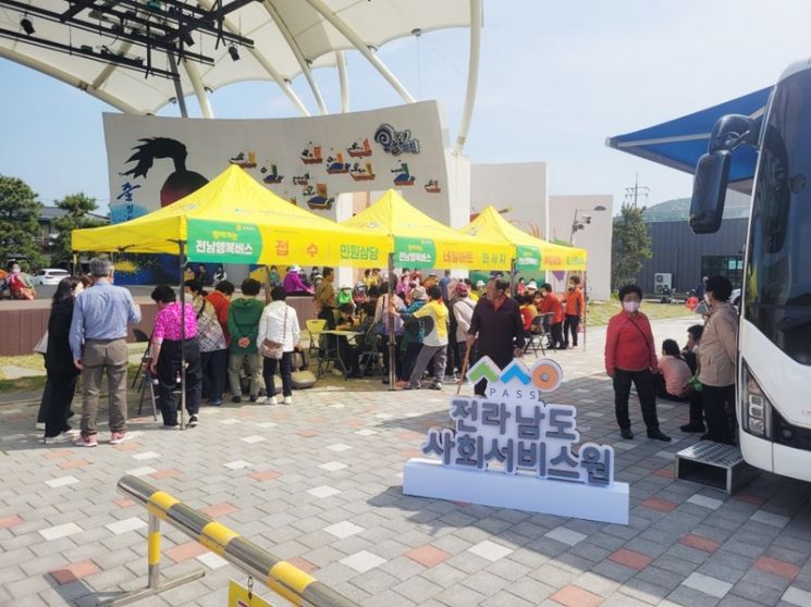 전남행복버스가 장흥 회진면 서부시장에서 주민들에게 맞춤형 서비스를 제공하고 있다. [사진제공=장흥군]