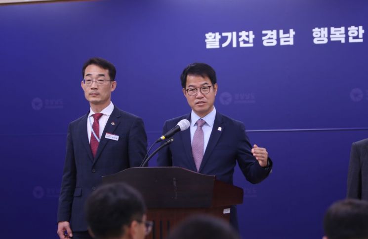 김영삼 경남도 교통건설국장이 철도망 구축 계획을 설명하고 있다. [사진=이세령 기자]