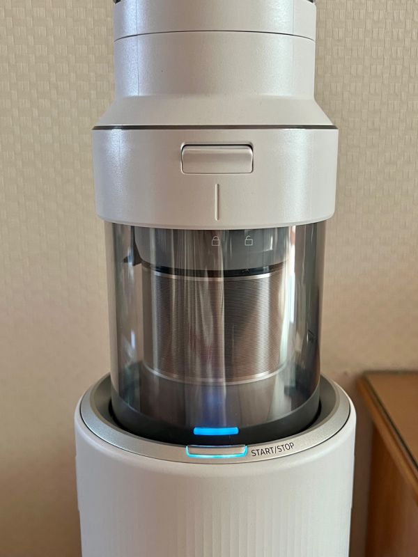 청정스테이션에 회전 싸이클론이 적용돼 먼지통에 말려 있던 머리카락까지 말끔하게 배출할 수 있었다. [사진=한예주 기자]