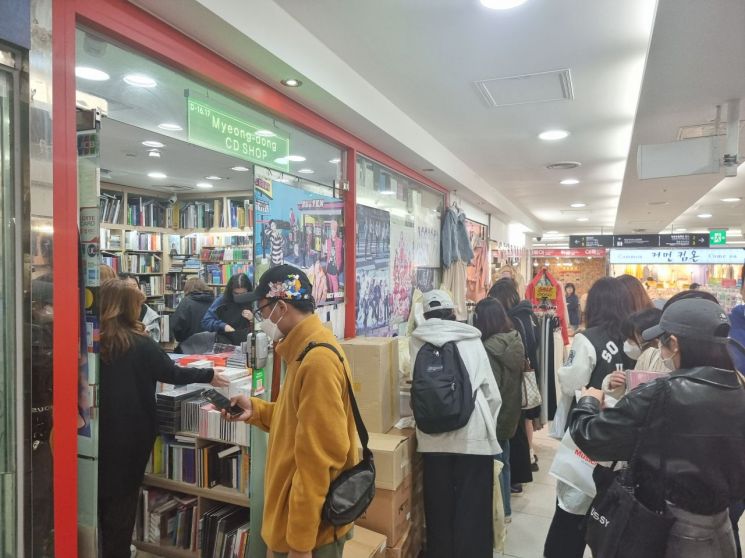26일 서울 중구 명동 지하상가에 있는 K-팝 CD 판매가게가 외국인 관광객들로 북적이고 있다.