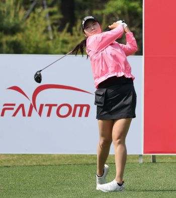 한진선이 KLPGA 챔피언십 1라운드 1번 홀에서 티 샷을 하고 있다.[사진제공=KLPGA]
