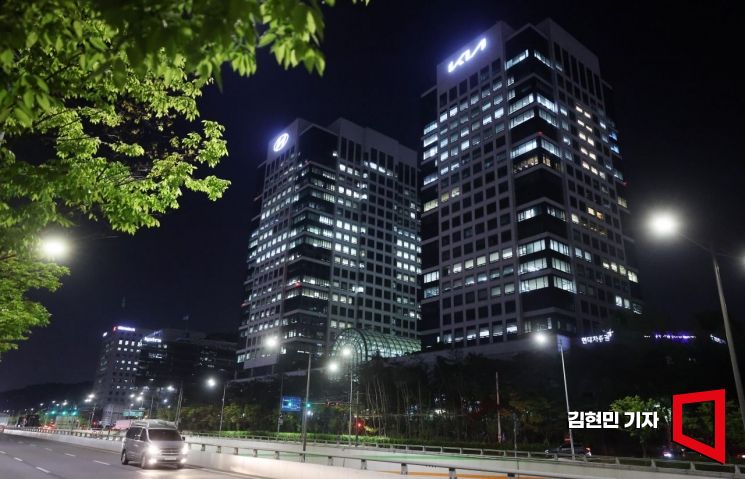 밤 불 밝힌 현대기아차 본사 사옥. 사진=김현민 기자 kimhyun81@