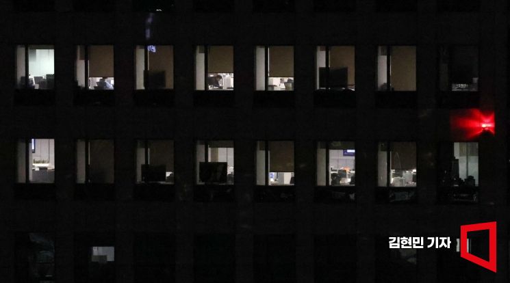 "엄마 야근이 아이 뱃살 키운다?"…근로시간 늘수록 복부비만 위험↑