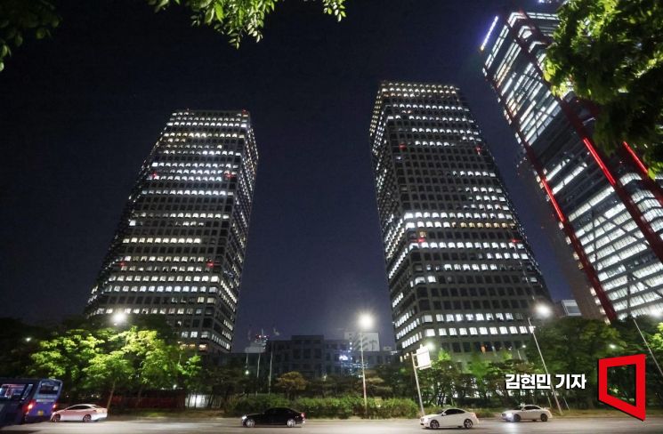 오늘도 야근합니다…밤9시 빛나는 주식회사 한국의 등대 - 아시아경제