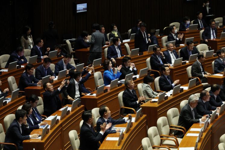 27일 오후 국회에서 열린 본회의에서 화천대유 '50억 클럽' 뇌물 의혹 사건과 김건희 여사의 도이치모터스 주가조작 의혹 진상규명을 위한 특별검사 임명 등에 관한 법률안에 대한 신속처리안건 지정동의의 건이 가결되는 순간 더불어민주당 의원들이 박수를 치고 있다. [이미지출처=연합뉴스]