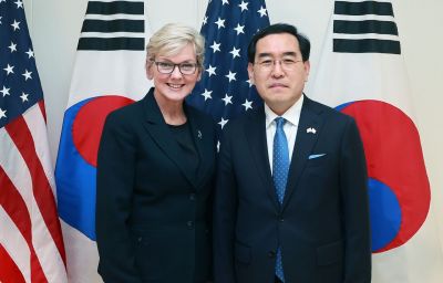 이창양 산업통상자원부 장관이 27일(현지시간) 미국 워싱턴 D.C. 에너지부 회의실에서 제니퍼 그랜홈 미국 에너지부 장관과 면담 기념촬영을 하고 있다.