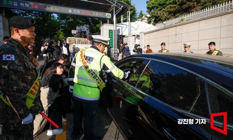 28일 서울 관악구 수도방위사령부 앞에서 군경 합동으로 출근길 음주단속을 실시하고 있다. 사진=강진형 기자aymsdream@