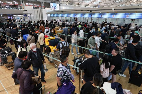 황금연휴를 앞두고 27일 오전 인천국제공항 제1여객터미널 출국장이 여행객들로 붐비고 있다.[이미지출처=연합뉴스]