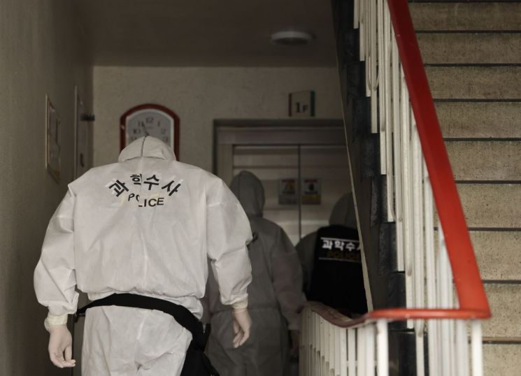 28일 2명이 숨진 채 발견된 전북 전주시 한 아파트로 경찰관이 들어가고 있다. [이미지출처=연합뉴스]