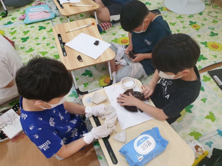 호암산성학교의 어린이 고고학교실 진행 모습