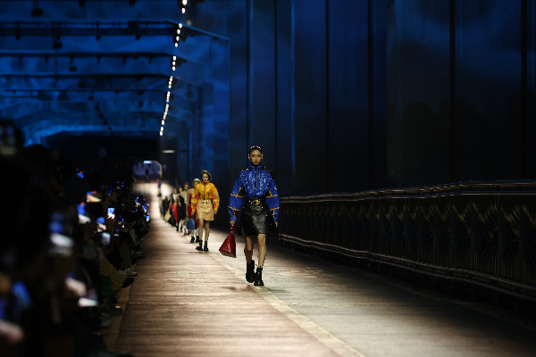 지난달 29일 오후 서울 잠수교에서 세계적인 명품 브랜드 루이비통의 사상 첫 프리폴(Prefall) 패션쇼를 열리고 있다. [이미지출처=연합뉴스]