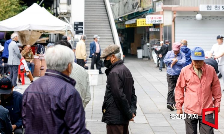 서울 종로구 탑골공원 인근에서 노인들이 거리를 거닐고 있다. 사진은 기사의 내용과 직접적인 관련 없음. 사진=강진형 기자aymsdream@