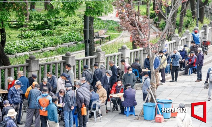 서울 종로구 탑골공원 인근에서 삼삼오오 모여 있는 노인들. 사진은 기사내용과 무관. 사진=강진형 기자aymsdream@