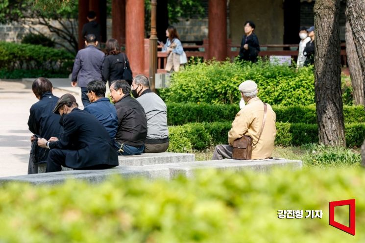 [빚더미 황혼]②고령층 '카드론·리볼빙' 돌려막기…연체 2배 급증, 청년 앞질렀다