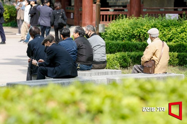 30日 在首尔钟路区塔谷公园 中年男性三三两两聚在一起。照片=记者姜珍炯提供